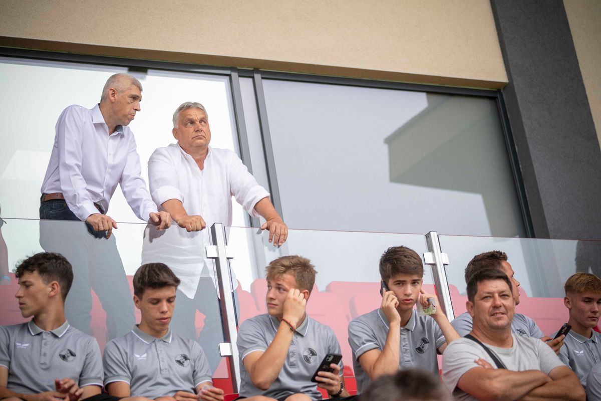 Csíkszereda, 2022. július 23.
A Miniszterelnöki Sajtóiroda által közreadott képen Orbán Viktor miniszterelnök (b2), mellette Szondy Zoltán, az FK Csíkszereda elnöke (b) a csíkszeredai stadion klubház- és lelátóavató ünnepségén, és az azt követő FK Csíkszereda - Magyarország U18-as barátságos labdarúgó-mérkőzésen Csíkszeredán 2022. július 23-án.
MTI/Miniszterelnöki Sajtóiroda/Benko Vivien Cher