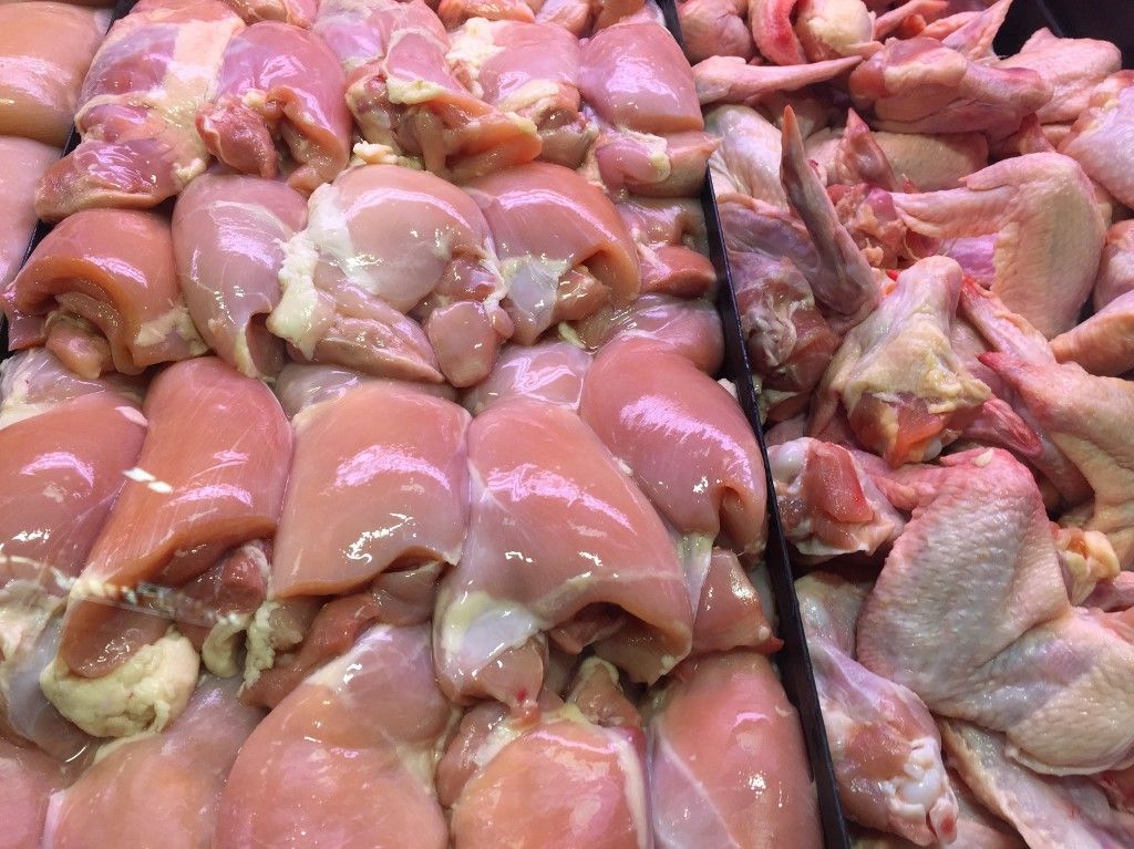 baromfihús, Chicken at a grocery store in Toronto, Ontario, Canada on September 16, 2021. Canada's inflation rate reached 4.1% in August, highest since 2003 and as a result experts are predicting a big increase in grocery bills across Canada. (Photo by Creative Touch Imaging Ltd./NurPhoto) (Photo by Creative Touch Imaging Ltd / NurPhoto via AFP)