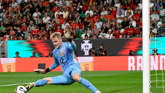 Tóth Balázs egyik védése a Portugália - Magyarország labdarúgó világbajnoki selejtező mérkőzésen