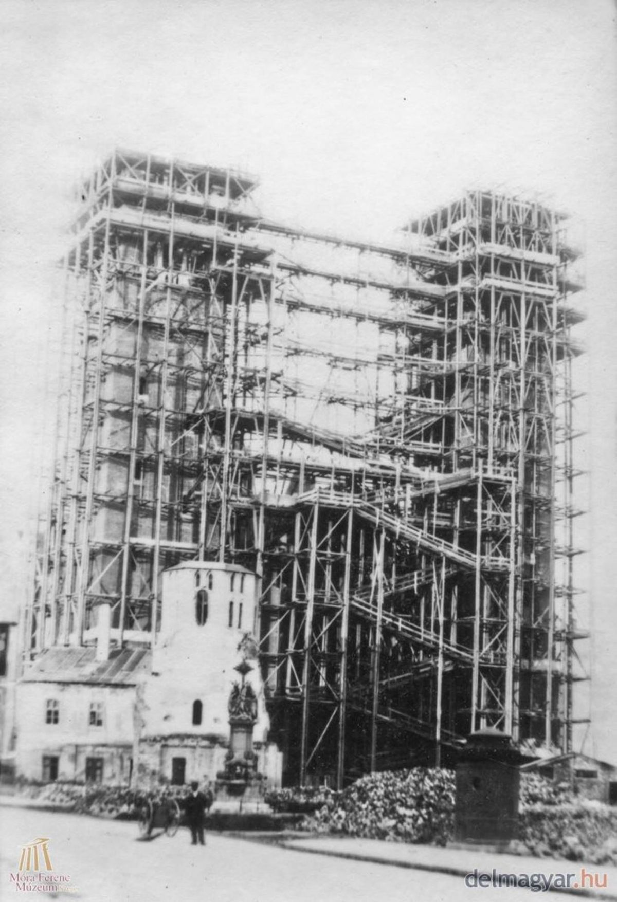 A kép 1923-ban készült, amikor még csak sejteni lehetett, hogy Szeged új temploma a városképet meghatározó épület lesz 
