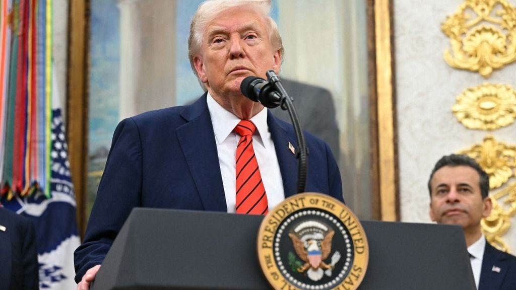 Donald Trump amerikai elnök korábban aláírta azt a rendeletet, amely megtiltja a férfi transzsportolók részvételét női sportversenyeken (Fotó: SAUL LOEB / AFP)