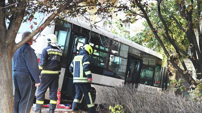 20251022 Szolnok Buszbaleset Szolnokon. Egy helyijáratú busz nem tudott megállni és nekihajtott a Varga Katalin Gimnázium épületének. Fotó: Mészáros János Új Néplap
