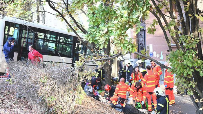 20251022 Szolnok Buszbaleset Szolnokon. Egy helyijáratú busz nem tudott megállni és nekihajtott a Varga Katalin Gimnázium épületének. Fotó: Mészáros János Új Néplap