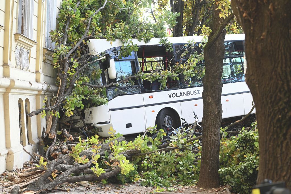 20251022 Szolnok Két mentőhelikopter szállt le a Rózsakertben. A buszbalesethez riasztották őket. Fotó: Mészáros János Új Néplap