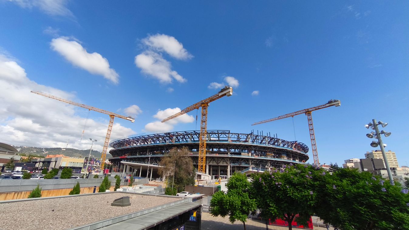 A Camp Nou felújítása még javában zajlik.