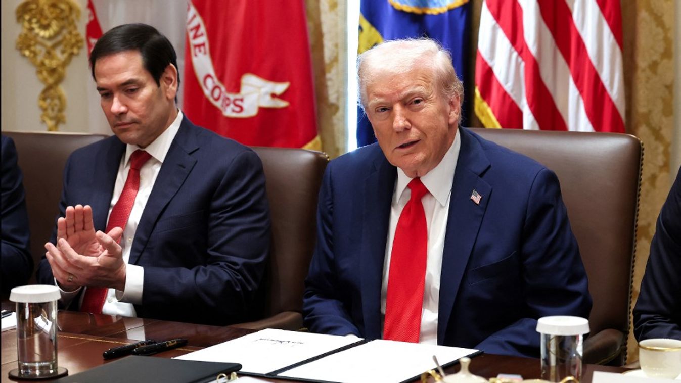 Donald Trump elnök és Marco Rubio külügyminiszter a Fehér Házban tartott kabinetülésen beszélnek (Fotó: AFP)