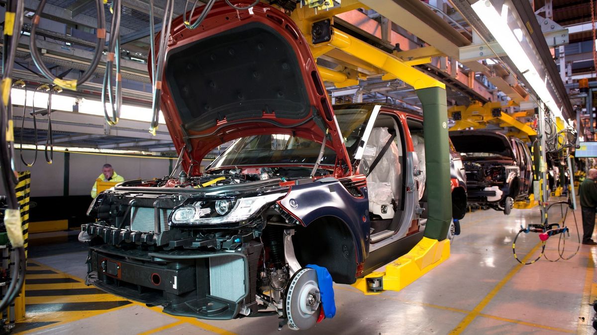 A Jaguar Land Rover újraindítja a gyártását a hekkertámadás után