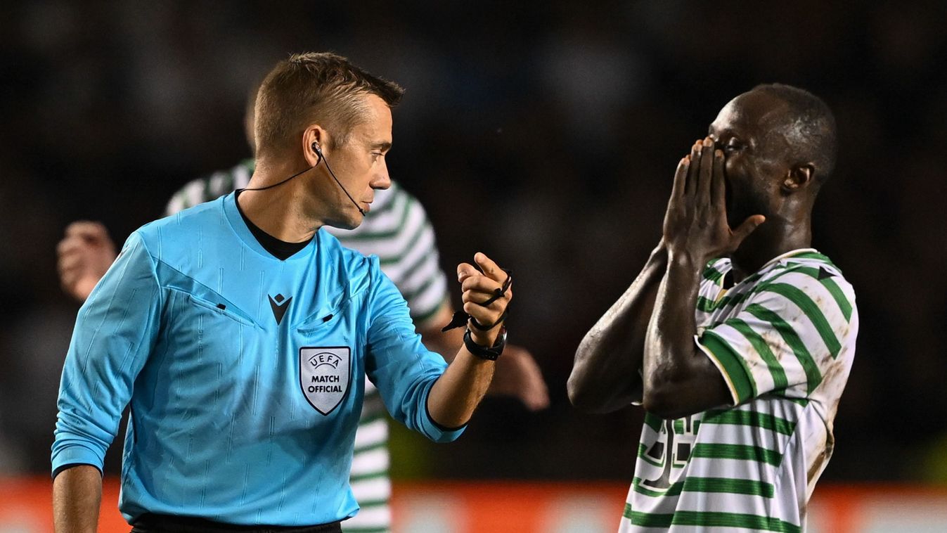 Bajnokok Ligája
Baku, 2025. augusztus 27.
Navy Keita, az FTC játékosa (j) és Clement Turpin francia játékvezető a labdarúgó Bajnokok Ligája negyedik, utolsó fordulójának Qarabag-Ferencvárosi TC visszavágó mérkőzésén Bakuban 2025. augusztus 27-én.
MTI/EPA/