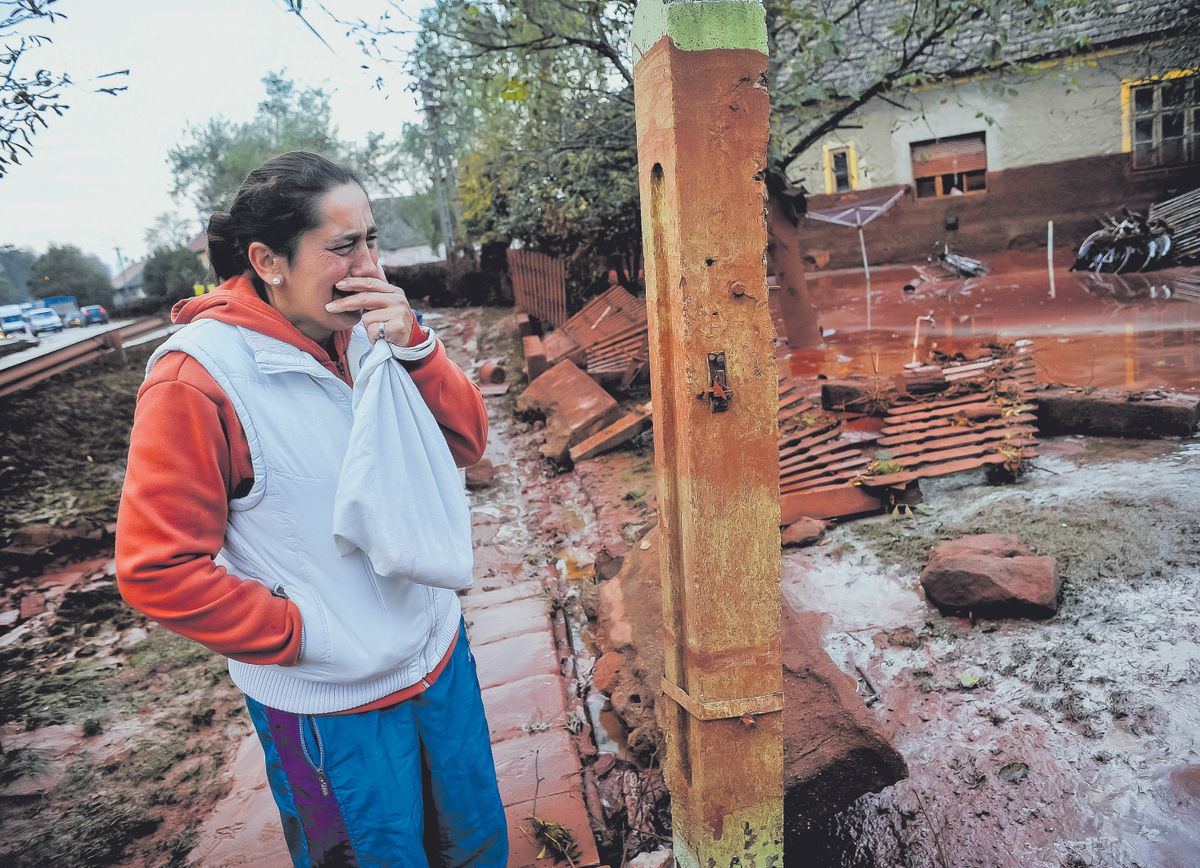 Az áradás nyomai a Veszprém megyei Devecseren, miután a Magyar Alumínium Termelő és Kereskedelmi Zrt. (MAL Zrt.) Ajka melletti tározójából 2010. október 4-én több ezer köbméternyi mérgező, maró hatású vörösiszap ömlött ki gátszakadás miatt. A térségben katasztrófahelyzet alakult ki. Az áradás három települést - Devecser, Kolontár, Somlóvásárhely - öntött el.  2010.10.05.  Fotó: Móricz Simon


2010. október 5. Veszprém megyei három települést - Devecser, Kolontár, Somlóvásárhely - öntött el,a Magyar Alumínium Termelő és Kereskedelmi Zrt. (MAL Zrt.) Ajka melletti tározójából 2010. október 4-én több ezer köbméternyi mérgező, maró hatású vörösiszap gátszakadás miatt.
Fotó: Móricz Simon