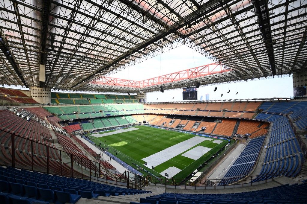 (FILES) A picture shows a general view of the interior of the San Siro Stadium in Milan on October 9, 2021. The city of Milan approved on September 30, 2025 the sale of the San Siro stadium to the city's two football giants Inter Milan and AC Milan. (Photo by FRANCK FIFE / AFP)
