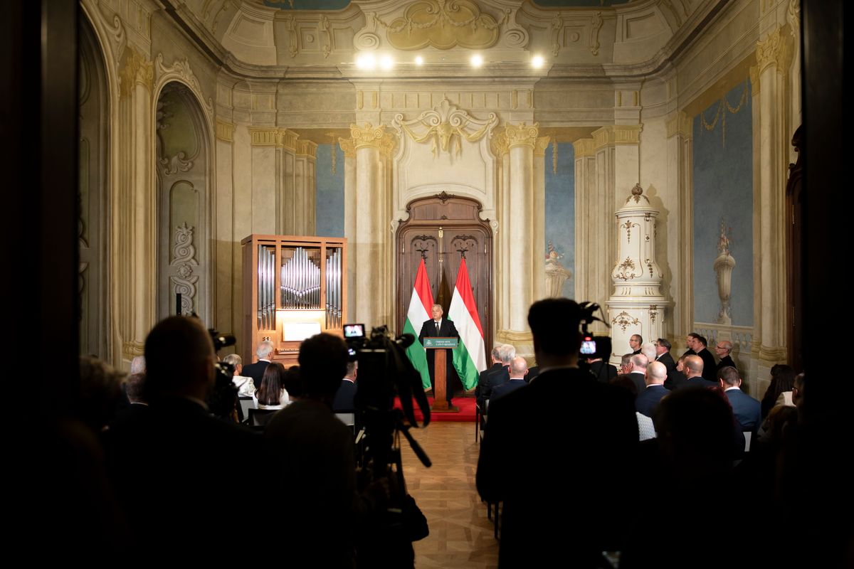 Veszprém, 2025. október 5.
A Miniszterelnöki Kommunikációs Főosztály által közreadott képen Orbán Viktor miniszterelnök beszédet mond a veszprémi Szent Mihály Főszékesegyház újraszentelése alkalmából rendezett ünnepségen az Érseki Palota Dísztermében 2025. október 5-én.
MTI/Miniszterelnöki Kommunikációs Főosztály/Fischer Zoltán