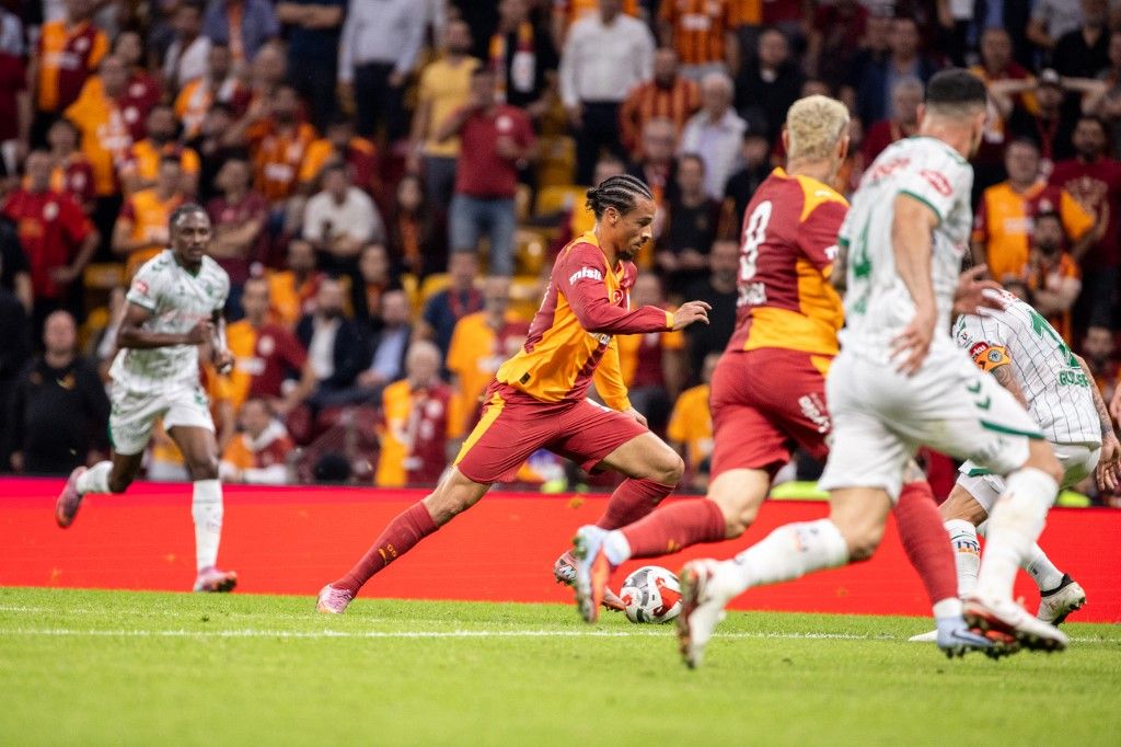 Leroy Sane akcióban a Galatasaray mezében, Sallai Roland riválisa most nagy botrányba keveredett