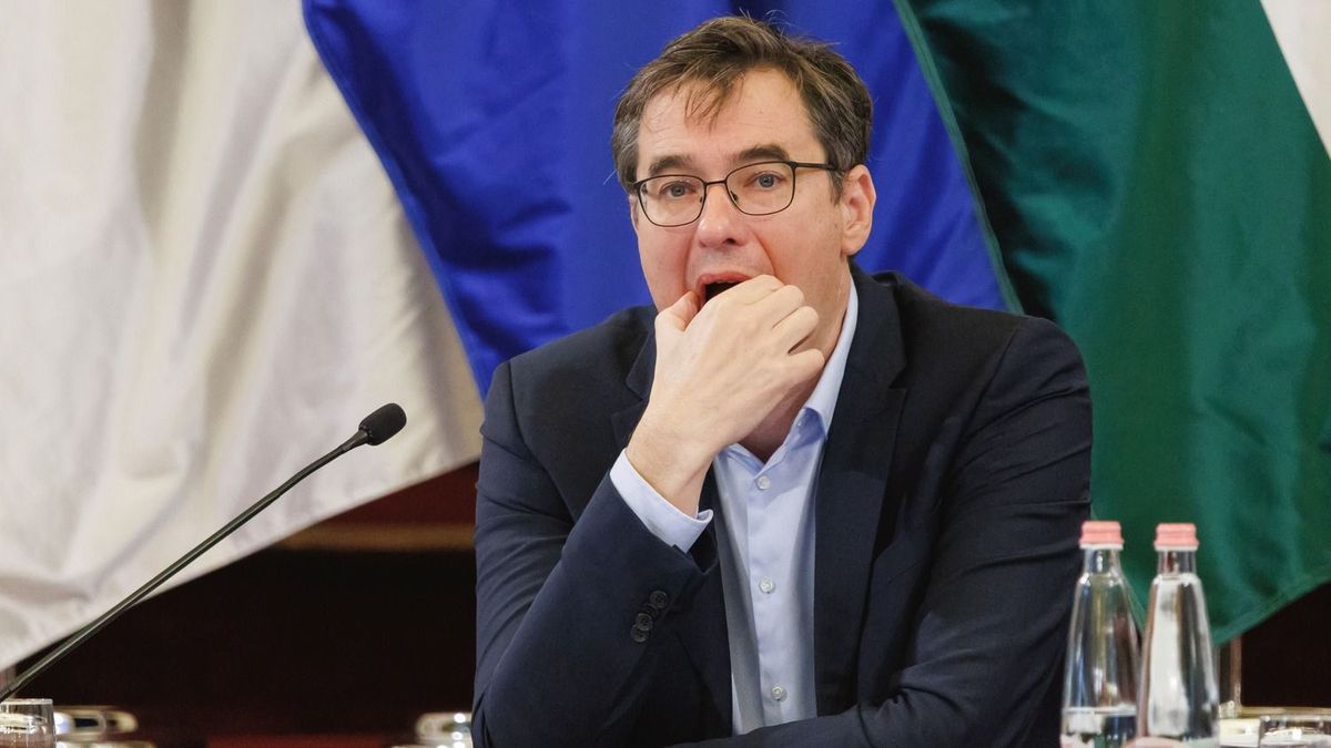 Csekonics módjára költekezik a főváros: jut pénz milliós prémiumokra, luxusparkolásra és el nem készült színdarabra is + videó