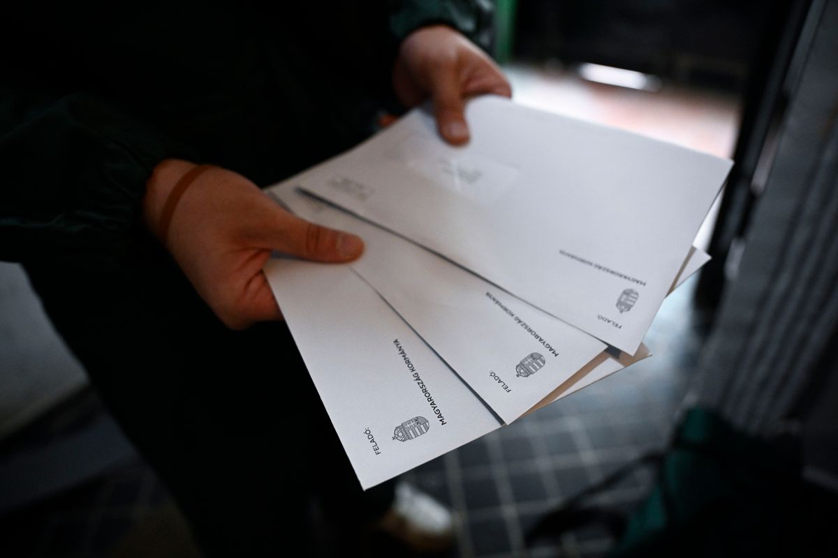 Postás kézbesíti a nemzeti konzultációkat egy budapesti házban (Fotó: Bodnár Boglárka/MTI)