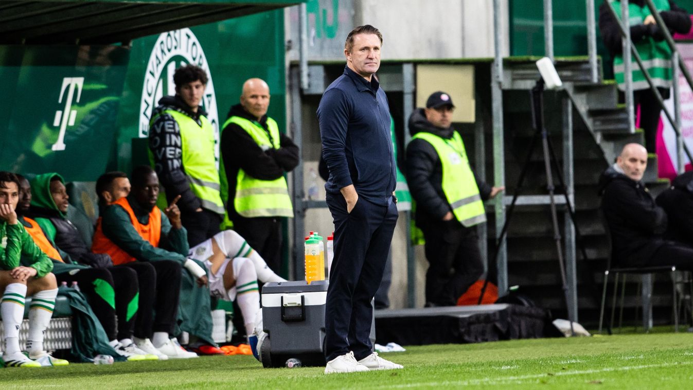 Robbie Keane értetlenül áll a játékvezetői döntések előtt