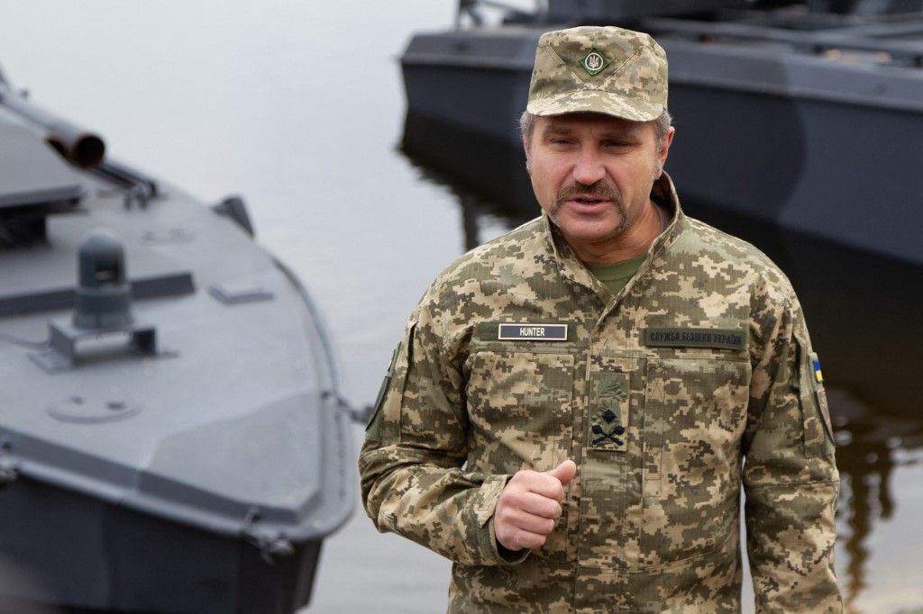 Az SZU Katonai Elhárító Osztályának dandártábornoka, hívójel: „Hunter”, tájékoztatót tart a média képviselőinek az Ukrán Biztonsági Szolgálat által kifejlesztett új generációs ukrán többcélú "Tengeri Babák" pilóta nélküli felszíni jármű bemutatásakor október 17-én.
