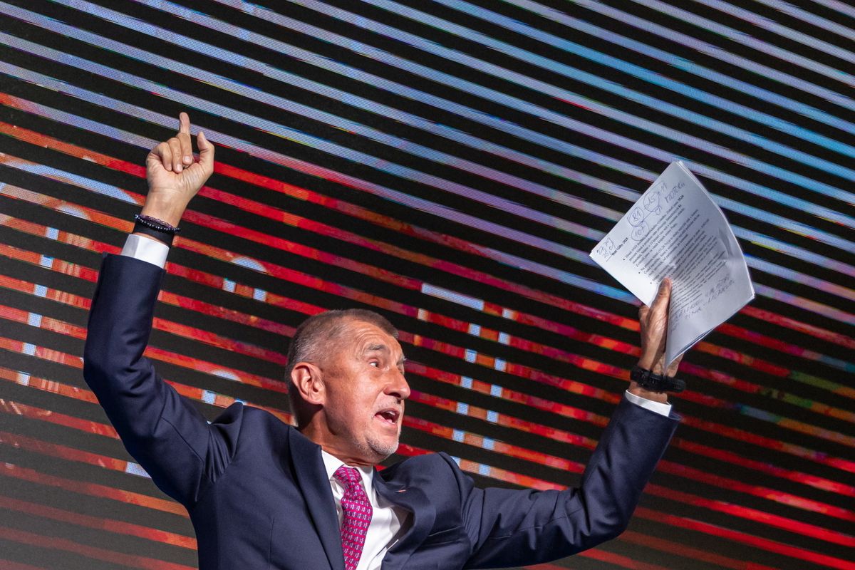 Prága, 2025. október 4.
Andrej Babis korábbi cseh miniszterelnök, az ellenzéki Elégedetlen Polgárok Akciója (ANO) mozgalom elnöke bejelenti az ANO választási győzelmét a párt prágai kampányközpontjában 2025. október 4-én, a kétnapos csehországi parlamenti választások végén.
MTI/EPA/Martin Divisek