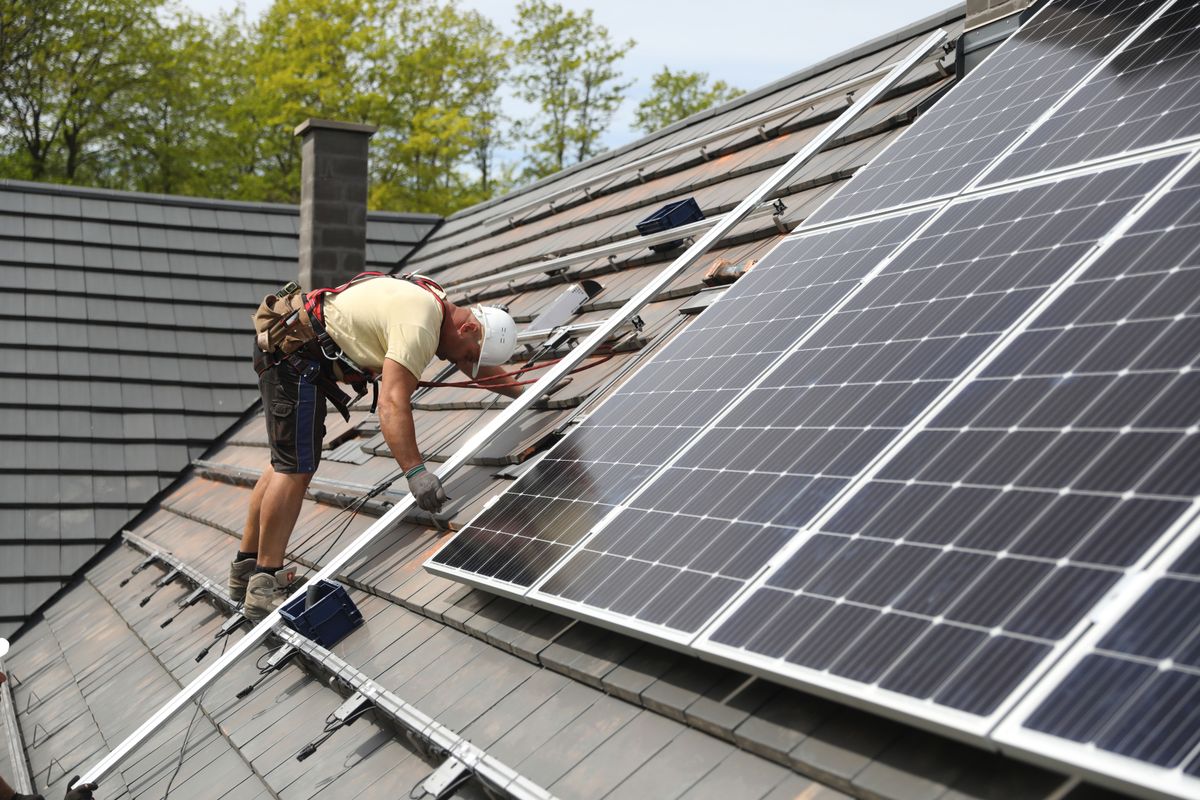 naperőmű, 20200507 NyúlNapelem – körkép, Képen: napelem telepítés a Cseri pincészetnél  Mándi Zoltán napelem telepítő Fotó: Nagy Gábor NG Kisalföld