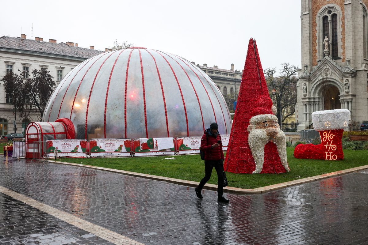 Budapest, 2023. december 1.
A Mikulásgyár megnyitója napján a központi helyszínen a fővárosban, a IX. kerületi Bakáts téren 2023. december 1-jén. A megnyitóra megérkezett a finn Mikulás, Joulupukki a Mikulásgyárba. 
MTI/Hegedüs Róbert