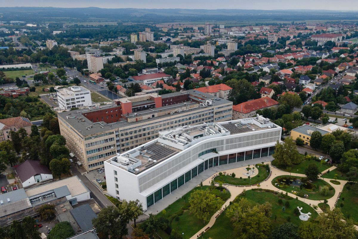 Pécs, 2023. augusztus 17.
A drónnal készült felvételen a Pécsi Tudományegyetem Általános Orvostudományi Karának épületei 2023. augusztus 17-én.
MTI/Vasvári Tamás