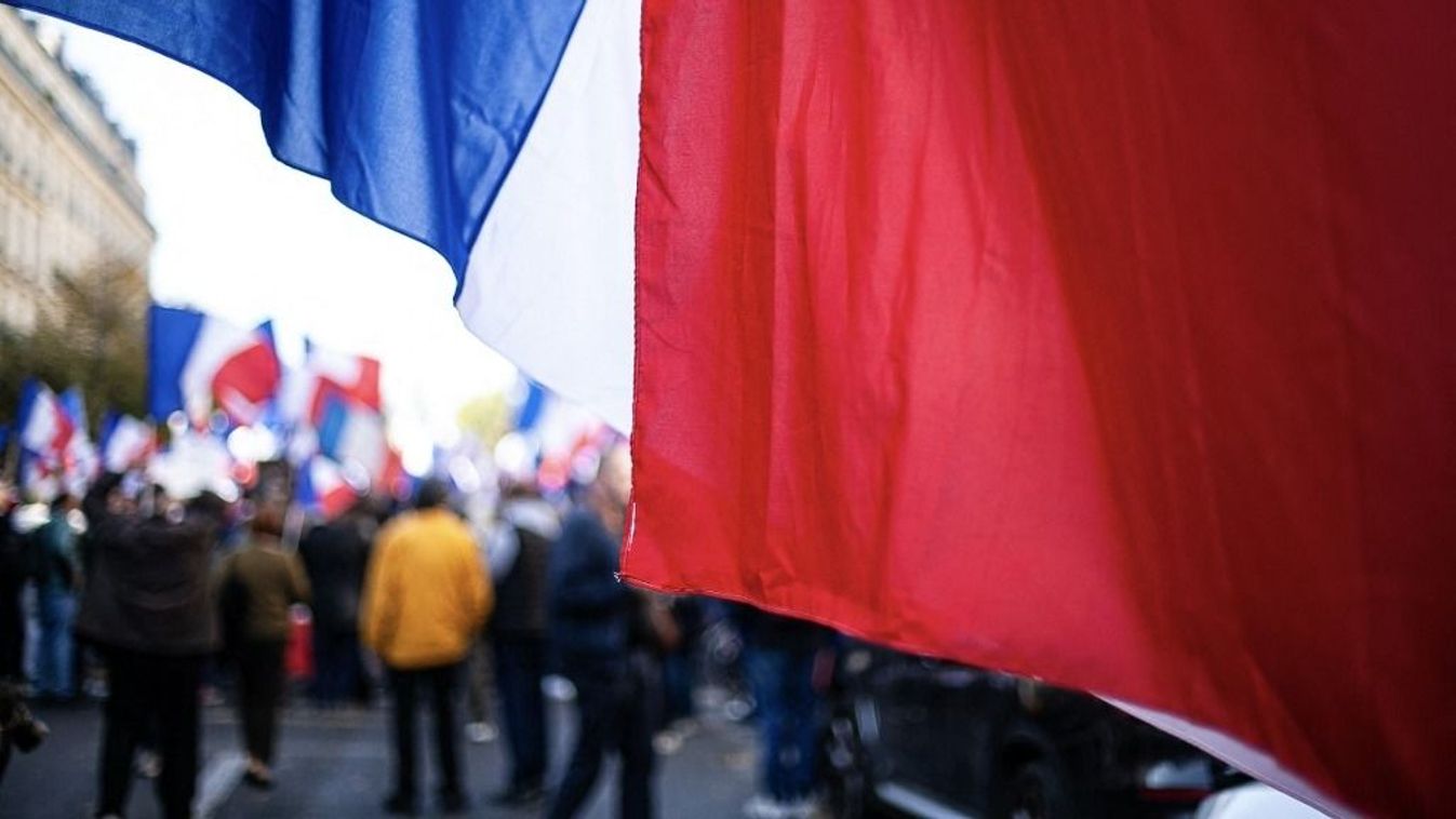 Az alapprobléma a 2022-es francia elnökválasztás után alapozódott meg és 2024-ben csúcsosodott ki