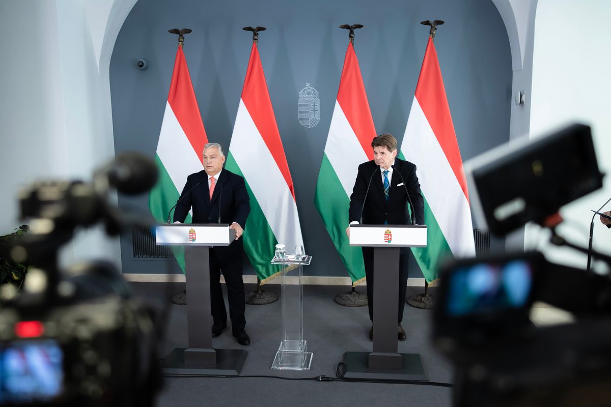 adócsökkentés, Budapest, 2025. október 4.A Miniszterelnöki Kommunikációs Főosztály által közreadott képen Orbán Viktor miniszterelnök (b) közös sajtótájékoztatót tart Nagy Elekkel, a Budapesti Kereskedelmi és Iparkamara elnökével (j) a Karmelita kolostorban 2025. október 4-én.MTI/Miniszterelnöki Kommunikációs Főosztály/Fischer Zoltán