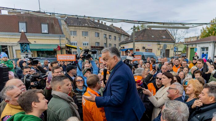 A pesterzsébeti piacon járt Orbán Viktor, elindult a háború elleni aláírásgyűjtés
Fidesz választási kampány