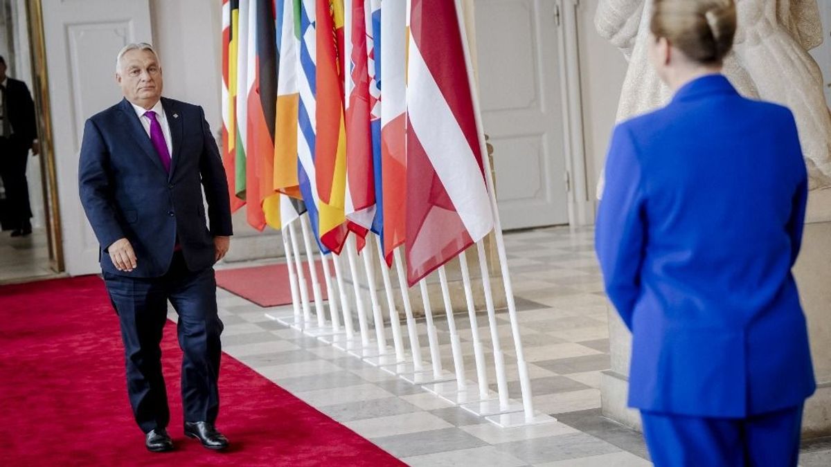 Orbán Viktor lerohanták az újságírók