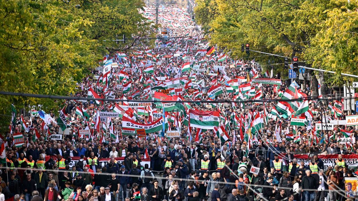 A Miniszterelnöki Kommunikációs Főosztály által közreadott képen gyülekeznek a Civil Összefogás Fórum - Civil Összefogás Közhasznú Alapítvány (CÖF-CÖKA) Békemenetének résztvevői az 1956-os forradalom és szabadságharc 69. évfordulóján a Szent István körúton 2025. október 23-án. A Békemenet a Kossuth térre vonul, ahol ünnepi beszédet mond Orbán Viktor miniszterelnök.
MTI/Miniszterelnöki Kommunikációs Főosztály