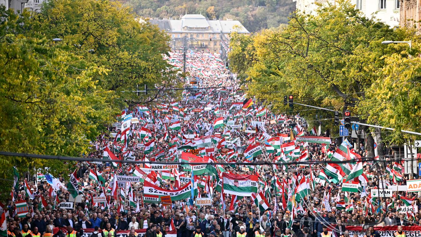 
A Miniszterelnöki Kommunikációs Főosztály által közreadott képen gyülekeznek a Civil Összefogás Fórum - Civil Összefogás Közhasznú Alapítvány (CÖF-CÖKA) Békemenetének résztvevői az 1956-os forradalom és szabadságharc 69. évfordulóján a Szent István körút