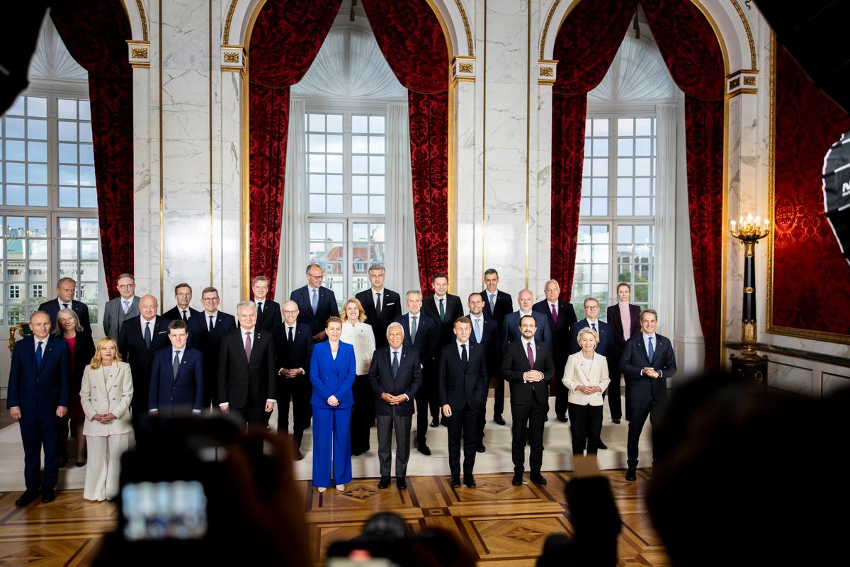 A Miniszterelnöki Kommunikációs Főosztály által közreadott képen Orbán Viktor miniszterelnök (harmadik sor, j2) az Európai Unió nem hivatalos csúcstalálkozóján a koppenhágai Christiansborg palotában 2025. október 1-jén, az Európai Unió Tanácsának dán soros elnöksége idején. Az első sorban Ursula von der Leyen, az Európai Bizottság elnöke (j2) és António Costa, az Európai Tanács elnöke (j5) (Fotó: MTI/Miniszterelnöki Kommunikációs Főosztály/Fischer Zoltán)