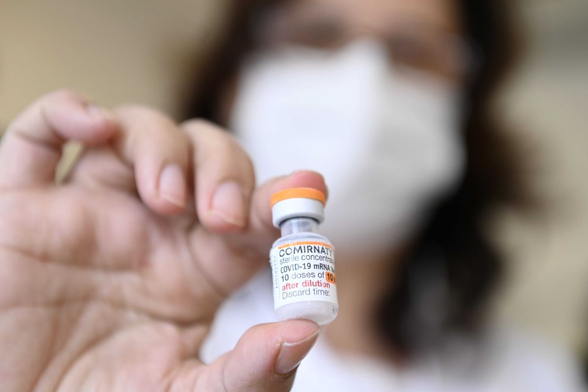 Budapest, 2021. december 14.
Az 5-11 éves gyermekek koronavírus elleni oltásához szükséges Pfizer-BioNTech-vakcina az első adag átvételekor a budapesti Heim Pál Gyermekkórházban 2021. december 14-én. A legfiatalabb korosztály oltásához szükséges első vakcinaszállítmány ezen a napon érkezett Magyarországra. Az 5-11 év közötti gyermekek immunizálása december 15-én kezdődik, az érintett korosztályból első körben 69 ezren kaphatják meg a vakcinát.
MTI/Kovács Tamás