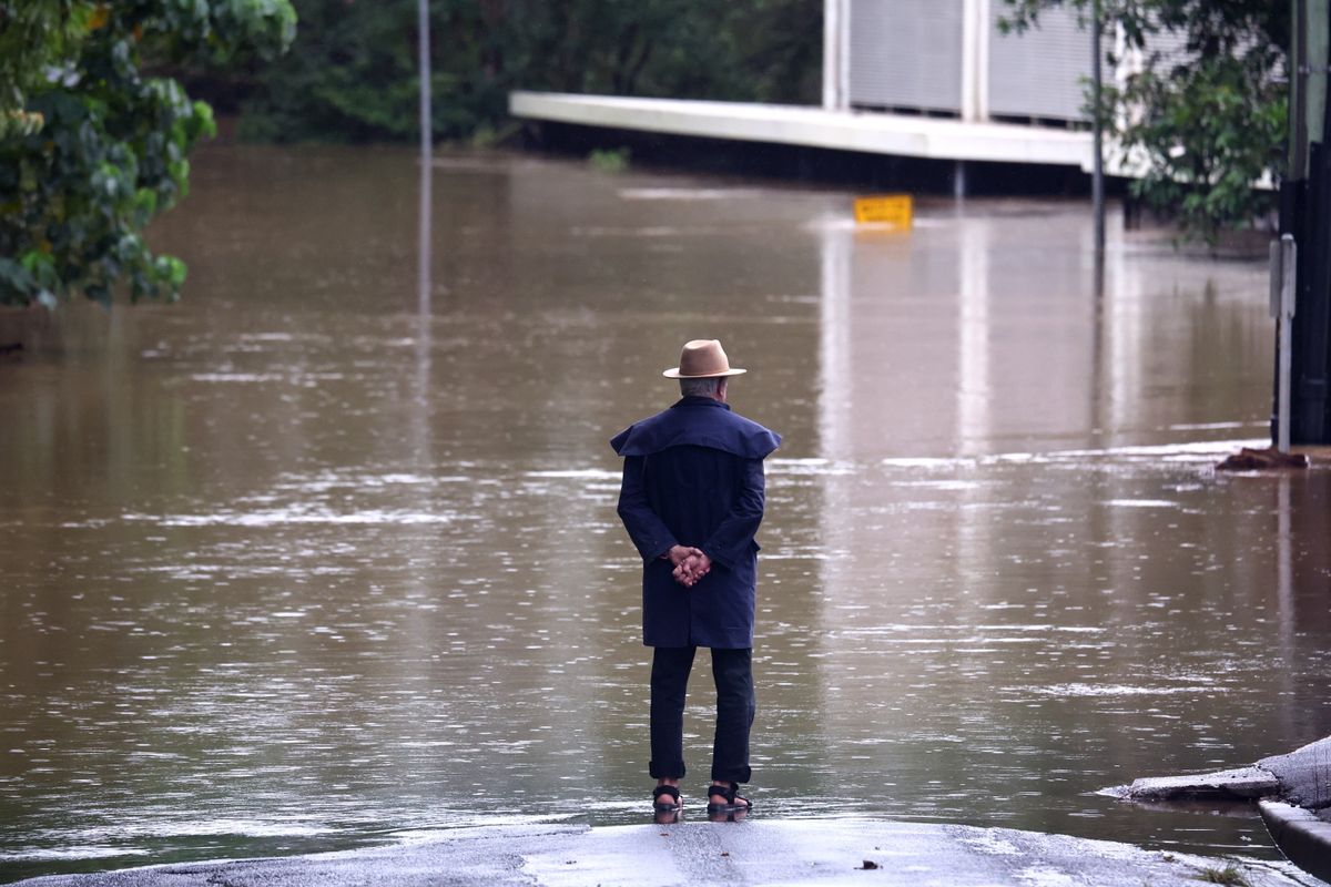 Lismore, 2025. március 9.
Az Alfred nevű trópusi vihar okozta áradást nézi egy helybeli az új-dél-walesi Lismore településen 2025. március 9-én.
MTI/EPA/AAP/Jason O'Brien