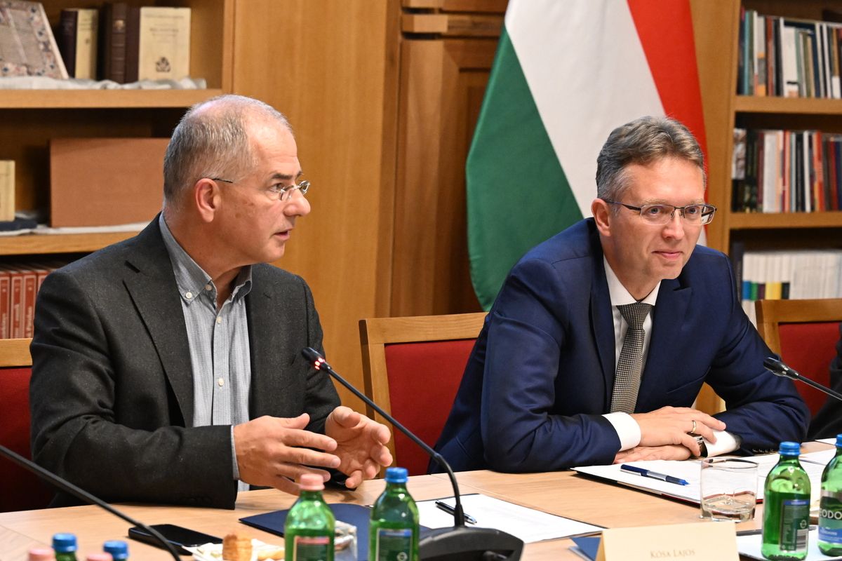 Budapest, 2025. október 13.
Hankó Balázs kultúráért és innovációért felelős miniszter (j) és Kósa Lajos fideszes országgyűlési képviselő (b) az utónév szakértői bizottság ülésén a Kulturális és Innovációs Minisztérium könyvtártermében 2025. október 13-án.
MTI/Máthé Zoltán