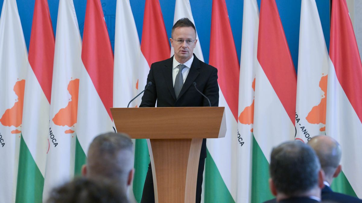 Telefonon egyeztetett Szijjártó Péter a rozsnyói vonatbaleset kapcsán