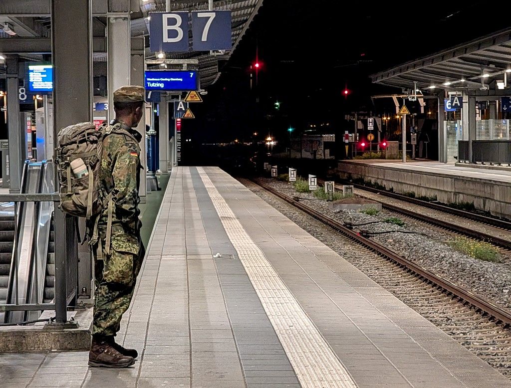 Katona a müncheni Pasing pályaudvaron