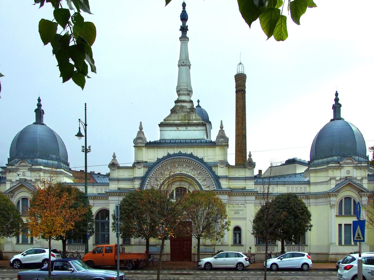 Szeged, 2018. november 3.
A török építészeti elemekkel is díszített Anna fürdő épülete a Tisza Lajos körúton. Városi Gőzfürdőnek épült 1896-ban eklektikus stílusban, Steinhardt Antal és Lang Adolf osztrák építészek tervei alapján.
MTVA/Bizományosi: Jászai Csaba
***************************
Kedves Felhasználó!
Ez a fotó nem a Duna Médiaszolgáltató Zrt./MTI által készített és kiadott fényképfelvétel, így harmadik személy által támasztott bárminemű – különösen szerzői jogi, szomszédos jogi és személyiségi jogi – igényért a fotó készítője közvetlenül maga áll helyt, az MTVA felelőssége e körben kizárt.