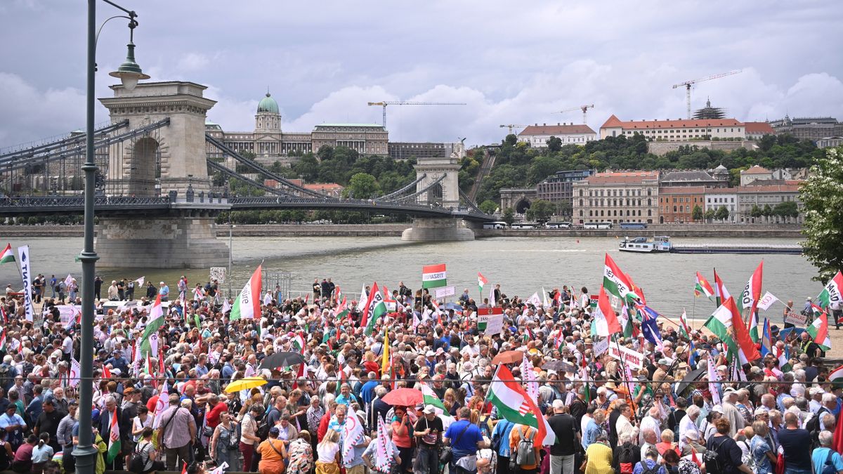 Budapest, 2024. június 1.
A Civil Összefogás Fórum - Civil Összefogás Közhasznú Alapítvány (CÖF-CÖKA) Békemenetének résztvevői gyülekeznek az indulás előtt a Lánchíd pesti oldalánál 2024. június 1-jén.
MTI/Balogh Zoltán
