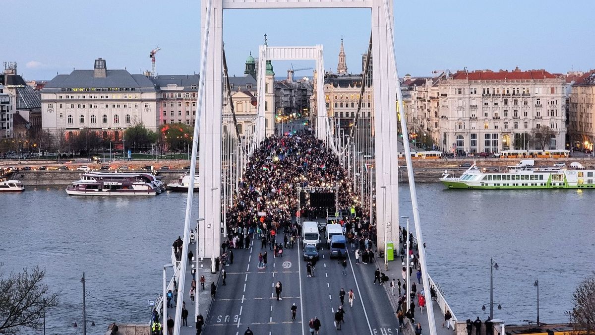 Pár száz pride-párti tüntető bénította meg a budapestiek életét (forrás: Facebook)