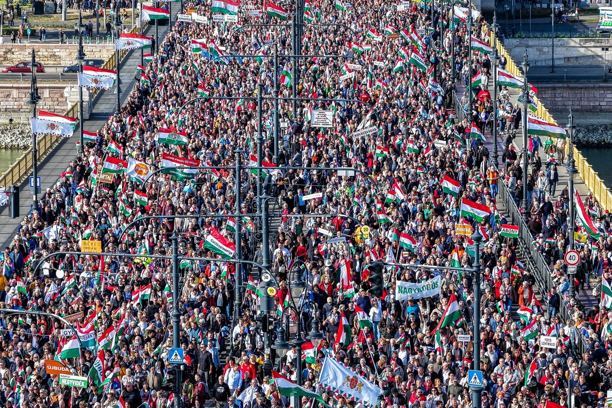 Budapest, 2025. október 23.
A drónnal készült képen a Civil Összefogás Fórum - Civil Összefogás Közhasznú Alapítvány (CÖF-CÖKA) Békemenetének résztvevői az 1956-os forradalom és szabadságharc 69. évfordulóján a Margit hídon 2025. október 23-án.
MTI/Czeglédi Zsolt
