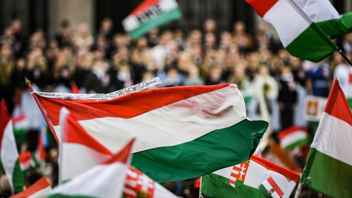 A Fidesz hagyományos békemenetével szemben Magyar Péter a balliberális hagyományokra épít