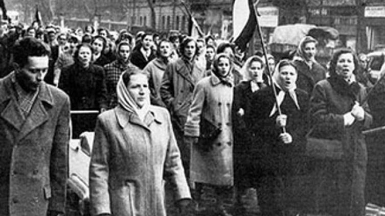 Tüntető nők 56-ban. forrás: torimaskepp.blog.hu