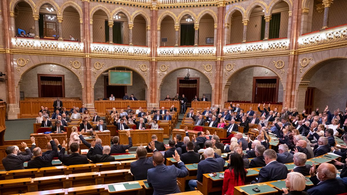 Budapest, 2025. szeptember 29.
A napirend elfogadásáról szavaznak a képviselők az Országgyűlés plenáris ülésén 2025. szeptember 29-én.
MTI/Szigetváry Zsolt