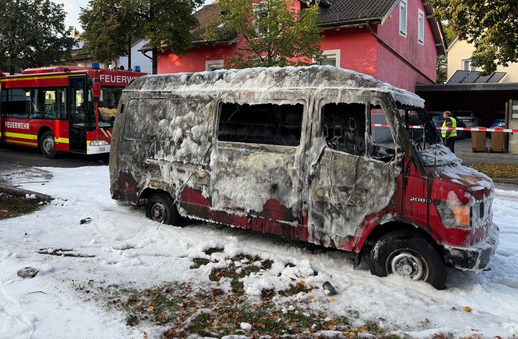 dpatop - 01 October 2025, Bavaria, Munich: A van is burnt out and full of extinguishing foam. A fire in a detached house in Munich has triggered a major police and fire department operation. There were major traffic obstructions as a result, but there was no danger to the public, a police spokesperson said in the morning Photo: Roland Freund/dpa (Photo by Roland Freund / dpa Picture-Alliance via AFP)