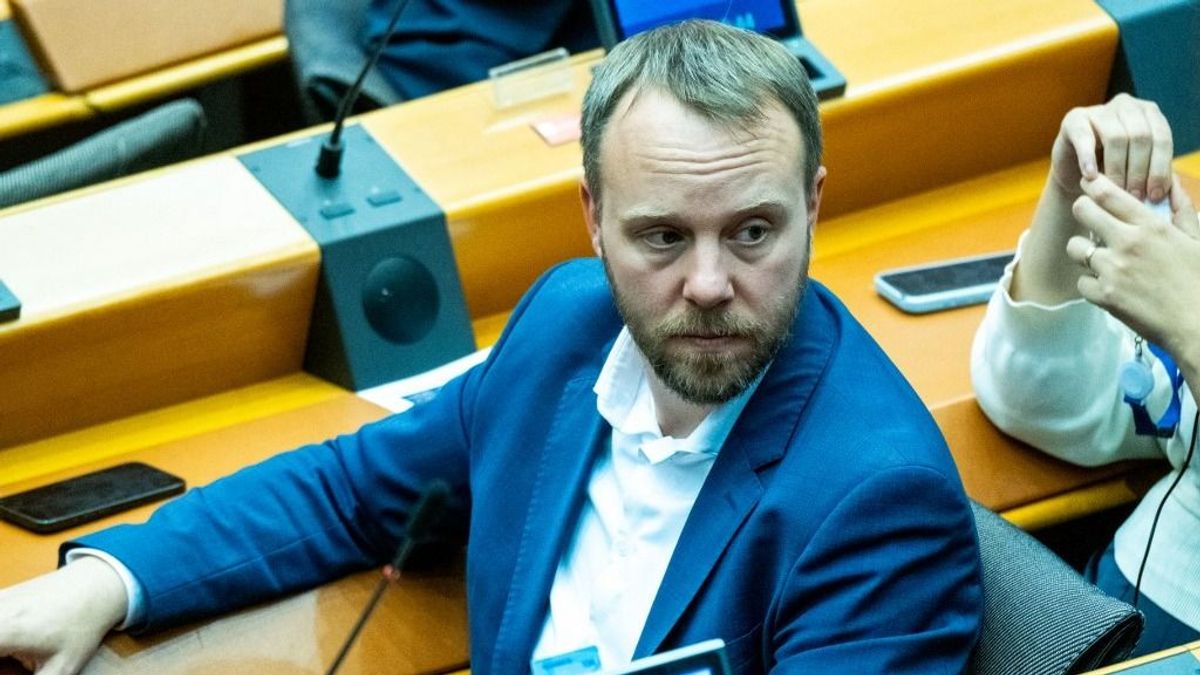 Magyar Péter mellett ágál a magyarfóbiás Daniel Freund, már előre elszólta magát