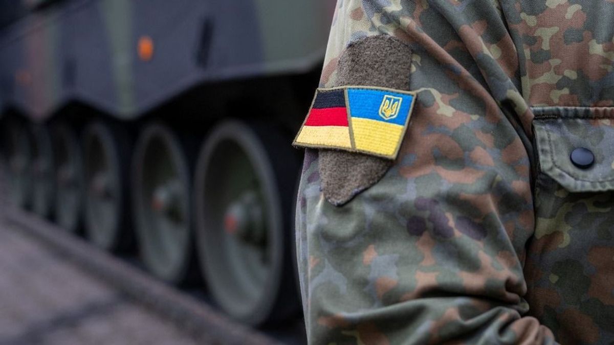 A Bundestag előtt a sorkatonaság, háborúra készül Berlin