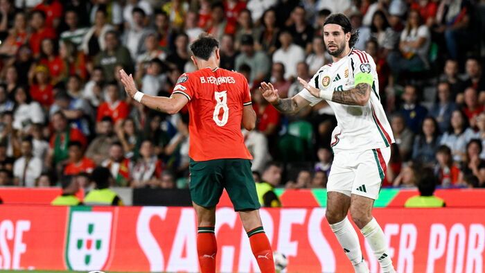 Lisszabon, 2025. október 14.
Szoboszlai Dominik (j) és a portugál Bruno Fernandes a Portugália - Magyarország labdarúgó világbajnoki selejtező mérkőzésen a lisszaboni Estádio José Alvalade stadionban 2025. október 14-én.
MTI/Szigetváry Zsolt