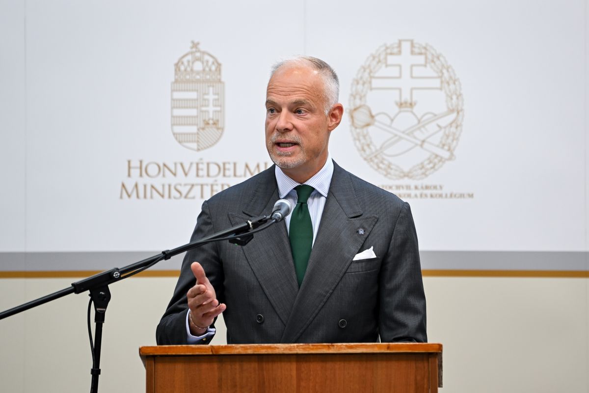 Debrecen, 2025. szeptember 1.
Szalay-Bobrovniczky Kristóf honvédelmi miniszter beszédet mond a Kratochvil Károly Honvéd Középiskola és Kollégium tanévnyitó ünnepségén Debrecenben 2025. szeptember 1-jén.
MTI/Czeglédi Zsolt
