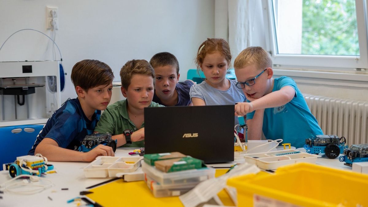 A jövő oktatását formáló pedagógusokat díjazták a High-Tech Suli Konferencián