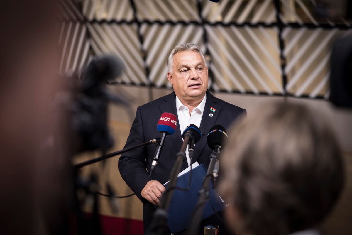A Miniszterelnöki Kommunikációs Főosztály által közreadott képen Orbán Viktor miniszterelnök nyilatkozik a sajtó képviselőinek az Európai Unió tagállamainak állam- és kormányfőit tömörítő Európai Tanács csúcstalálkozóján Brüsszelben 2025. október 23-án éjszaka (Fotó: MTI/Miniszterelnöki Kommunikációs Főosztály/Kaiser Ákos)